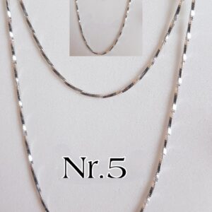Wunderschöne 925 Silberkette glänzend und stark. · Diese Kette ist 4 Mal in verschiedenen Größen erhältlich und passt perfekt zu all unseren Anhängern. · Sie glänzt durch ihre Struktur besonders schön und ist robust. · Sie ist sowohl wunderbar als Geschenk geeignet, oder einfach um sich selbst eine Freude zu machen. Denn Freude bringt unsere Nr.5 mit Garantie. Größen: 45,5 cm 